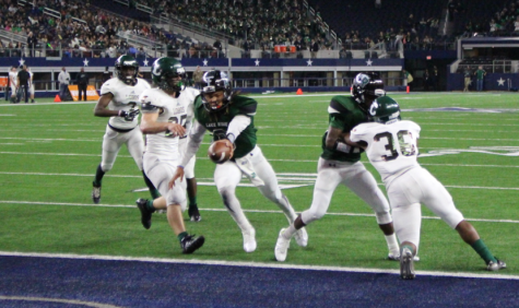 Lake Ridge quarterback Jett Duffey stretches the ball across the goal line against Longview in the quarterfinals of the Texas D5A playoffs at AT&T Stadium in Arlington, Dec. 5, 2015. Lake Ridge won, 56-53, to advance to the state semifinals.