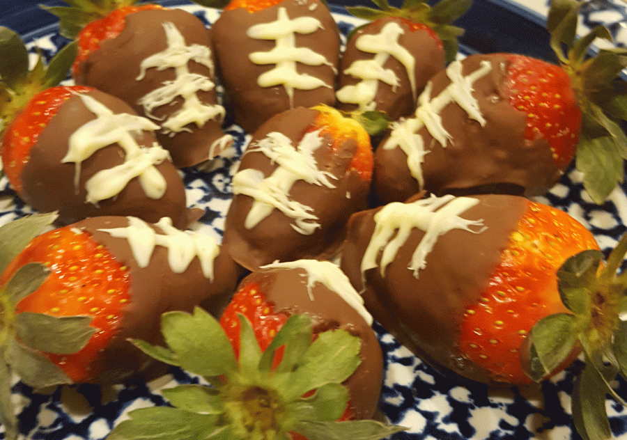 Chocolate+covered+strawberries+that+look+like+footballs